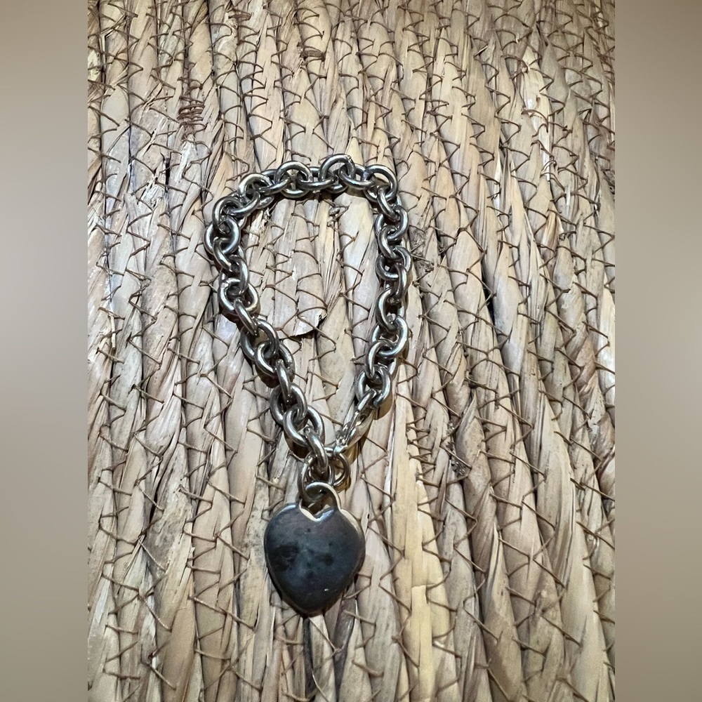 Heart shape chain bracelet.